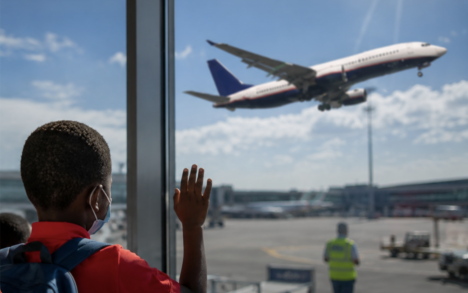 El oscuro negocio de las agencias de viaje en la reunificación familiar de niños haitianos